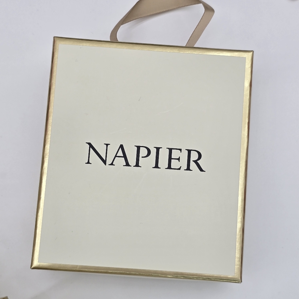 Napier Gold and Green Wreath Brooch New With Gift Box - Picture 2 of 2